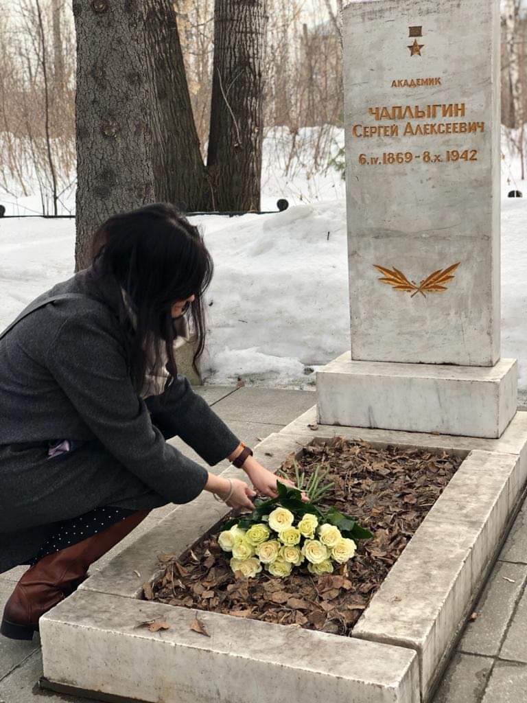 Представитель «Русской Инициативы» Марина Сакулина возложила цветы на могилу и к памятнику великого советского учёного_002_05.04.2021