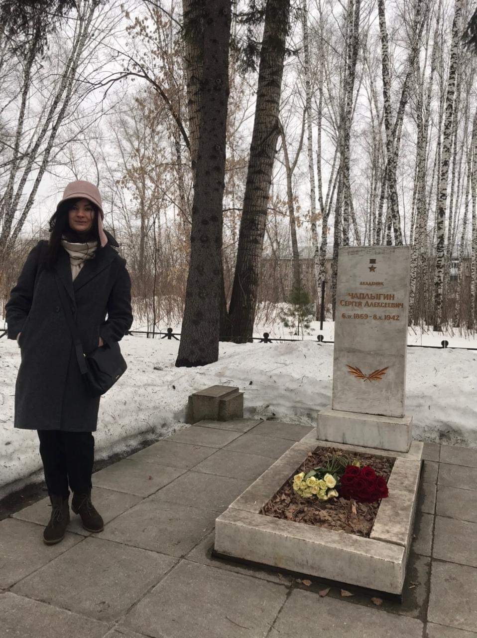 Представитель «Русской Инициативы» Марина Сакулина возложила цветы на могилу и к памятнику великого советского учёного_004_05.04.2021