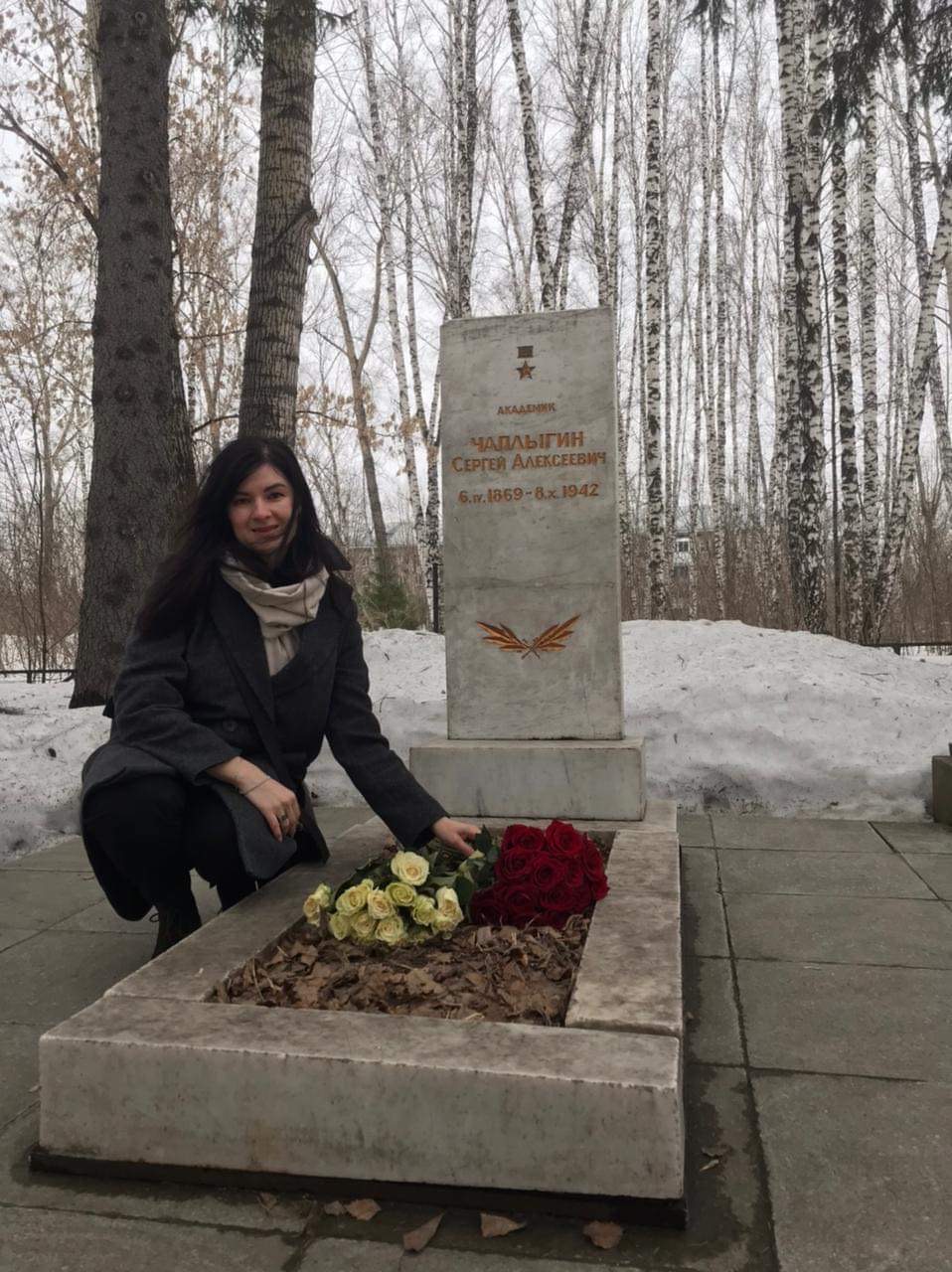 Представитель «Русской Инициативы» Марина Сакулина возложила цветы на могилу и к памятнику великого советского учёного_006_05.04.2021