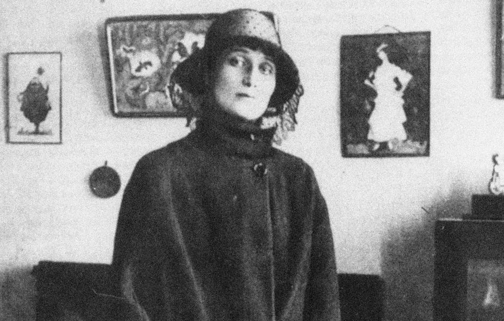 А ахматова м зощенко. Анна Ахматова. Анна Ахматова в 1927. Анна Ахматова в молодости. Ахматова в 1917.